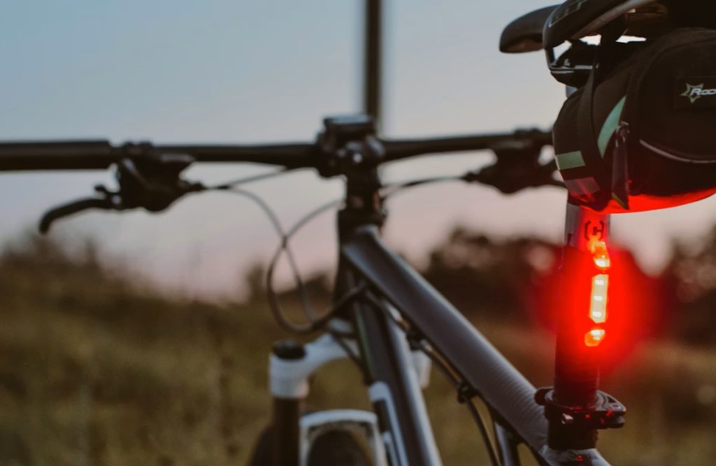 VTT avec feux arrière en premier plan