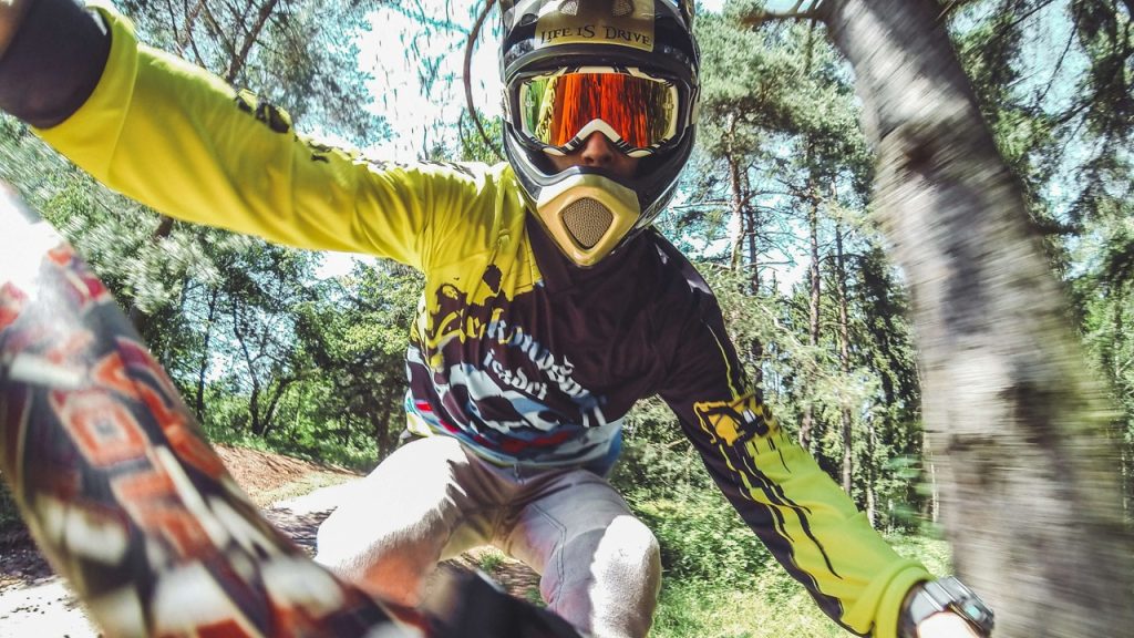 Photo de mise au point peu profonde d’une personne faisant du VTT