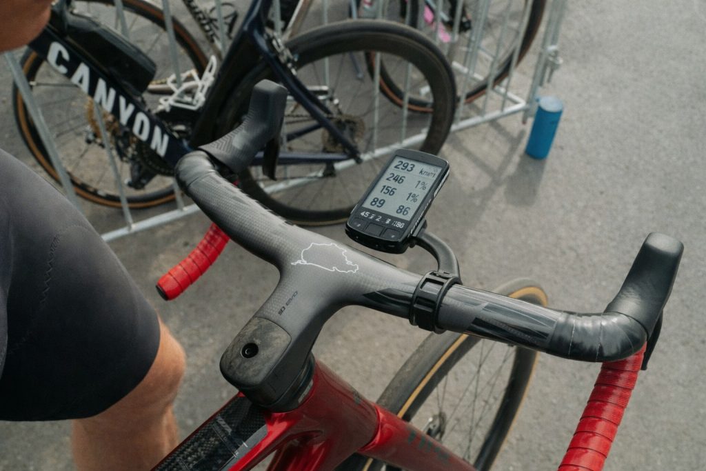 vélo avec compteur GPS sur support déporté
