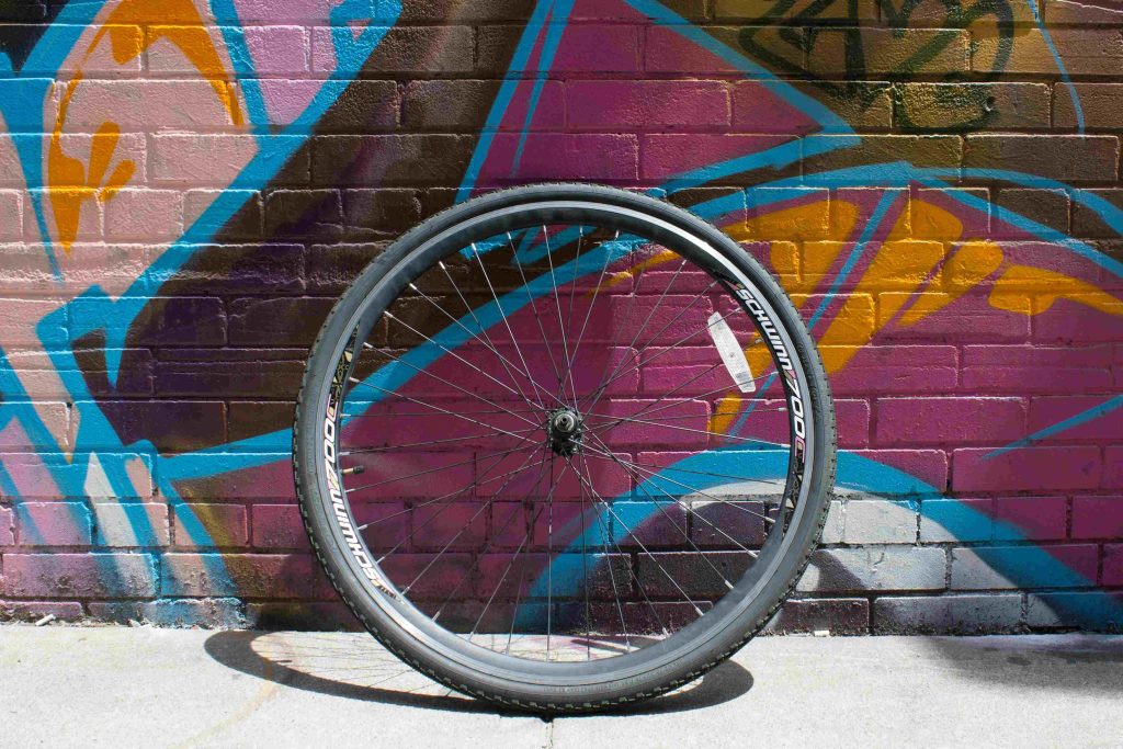 Gros plan sur une roue de vélo de format 700c (28 pouces) équipée d'un pneu urbain, illustrant les standards de taille pour les vélos de route et de ville
